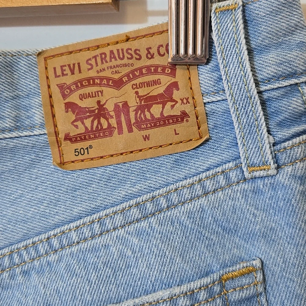 Levi's Premium 501 Original Fit High Rise Jean Shorts‎ Size 28 Light Wash Button